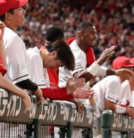 　６回、ファビアンの左越え２ランに、喜びを噛みしめる森下（撮影・市尻達拡）