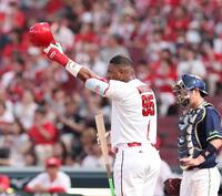 　２回、バースデーコールにヘルメットを取って応えるモンテロ（撮影・市尻達拡）