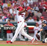 　１回、左前打を放つファビアン（撮影・市尻達拡）