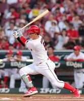 　１回、右前打を放つ小園（撮影・市尻達拡）