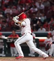 　３回、右前打を放つ中村奨（撮影・市尻達拡）