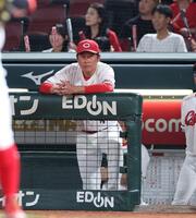 　９回、打席に視線を送る新井監督（撮影・市尻達拡）