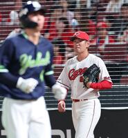 　４回、内山の中前２点タイムリーで太田の生還を許し、厳しい表情の遠藤（撮影・市尻達拡）