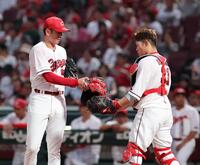 　３回、２点目を許し、坂倉のマスクを拾う遠藤（撮影・市尻達拡）