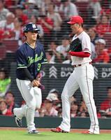 　３回、オスナの左犠飛で内山壮真の生還を許す遠藤（撮影・市尻達拡）