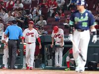 　４回、村上を打席に迎え、遠藤から岡本への交代を告げる新井監督（撮影・市尻達拡）