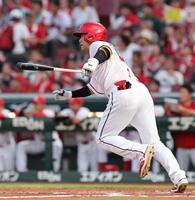 　１回、１点を奪う遊ゴロ併殺打を放つ末包（撮影・市尻達拡）