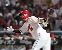 　５回、左翼線への二塁打を放つ中村奨（撮影・市尻達拡）