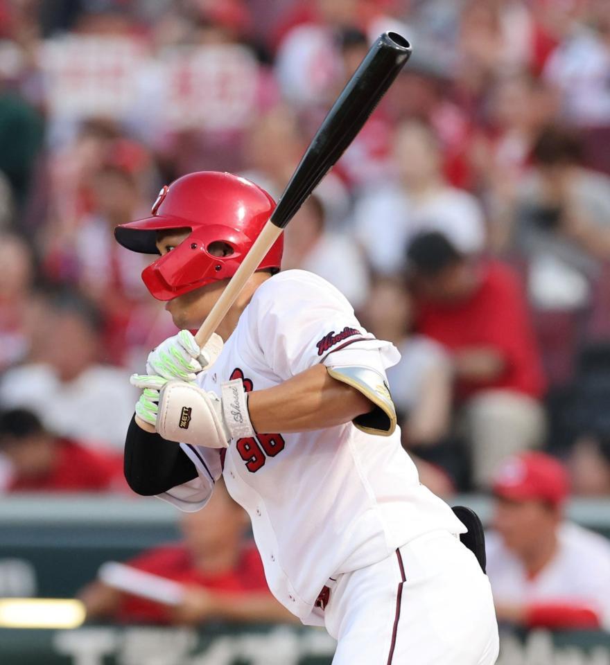 　１回、中前打を放つ中村奨（撮影・市尻達拡）