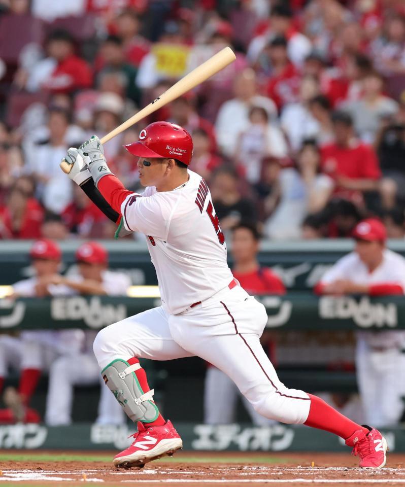 　１回、右前打を放つ小園（撮影・市尻達拡）