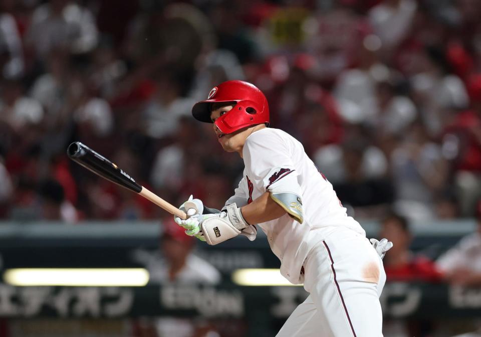 　７回、左前打を放つ中村奨（撮影・市尻達拡）