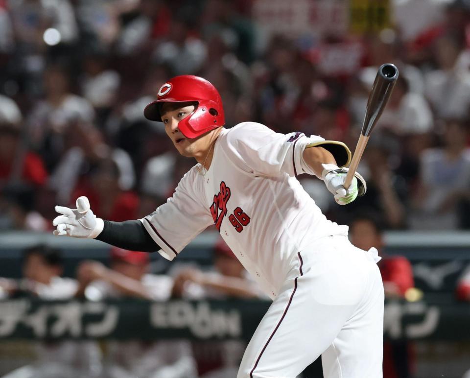 　５回、左翼線への二塁打を放つ中村奨（撮影・市尻達拡）