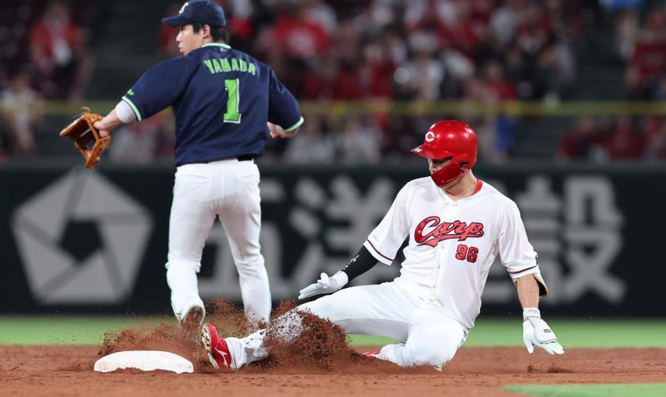 　５回、左翼線への二塁打で二塁へ滑り込む中村奨（撮影・市尻達拡）