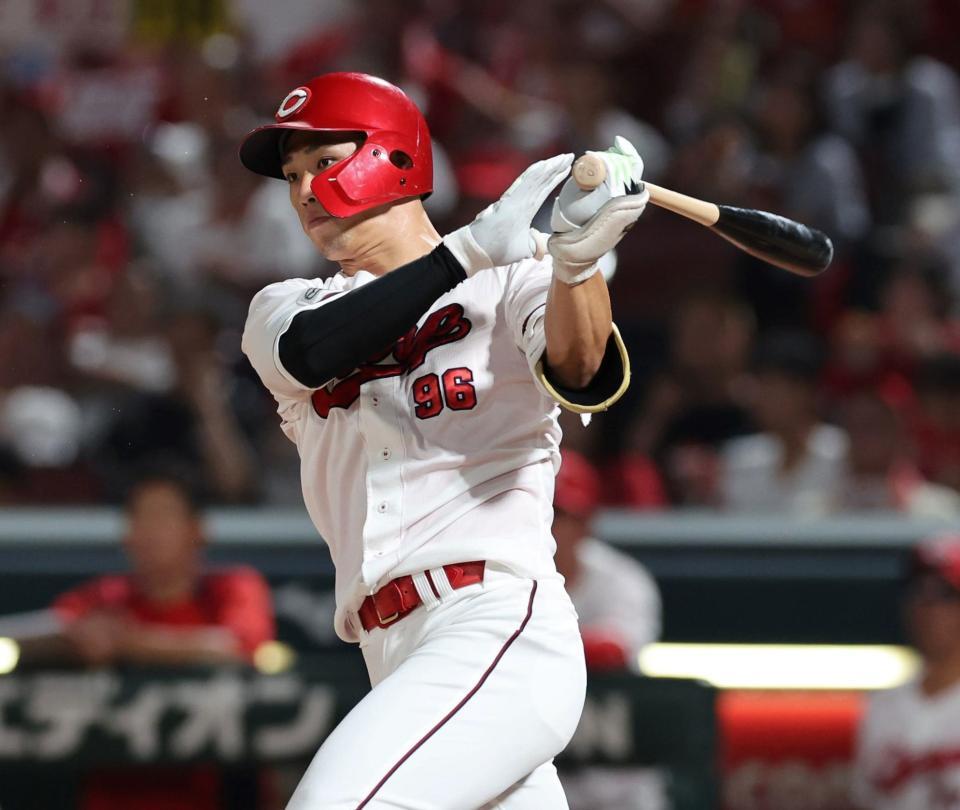 　５回、左翼線への二塁打を放つ中村奨（撮影・市尻達拡）