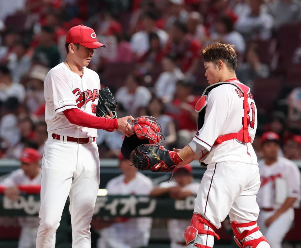 　３回、２点目を許し、坂倉のマスクを拾う遠藤（撮影・市尻達拡）