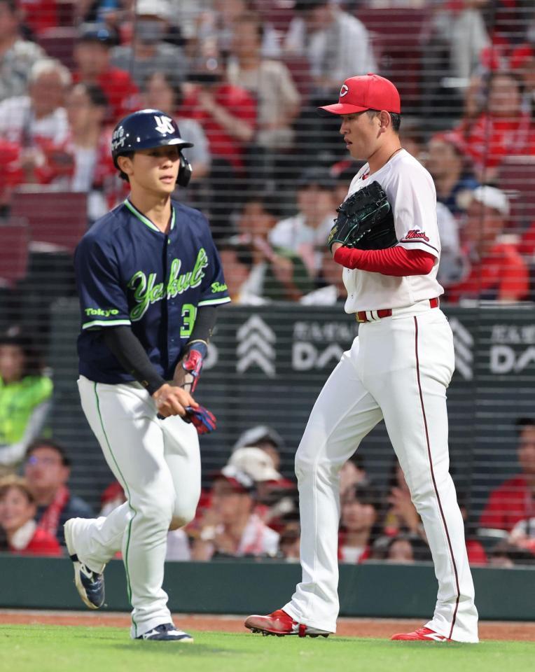 　３回、オスナの左犠飛で内山壮真の生還を許す遠藤（撮影・市尻達拡）