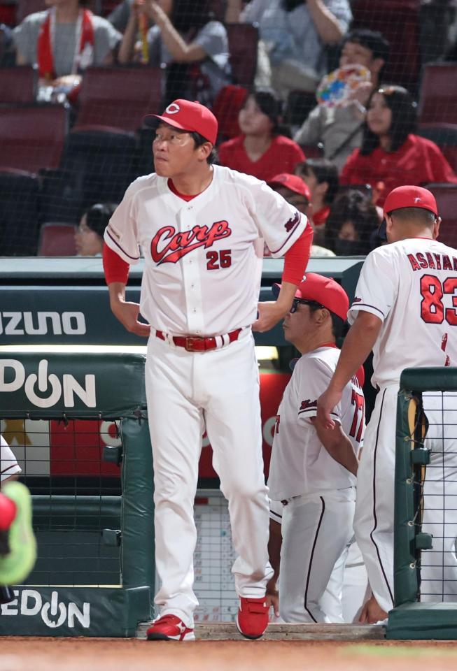 　８回の攻撃を終え、選手交代を告げる新井監督（撮影・市尻達拡）