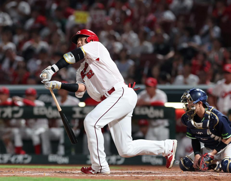 　３回、空振り三振に倒れる末包（撮影・市尻達拡）