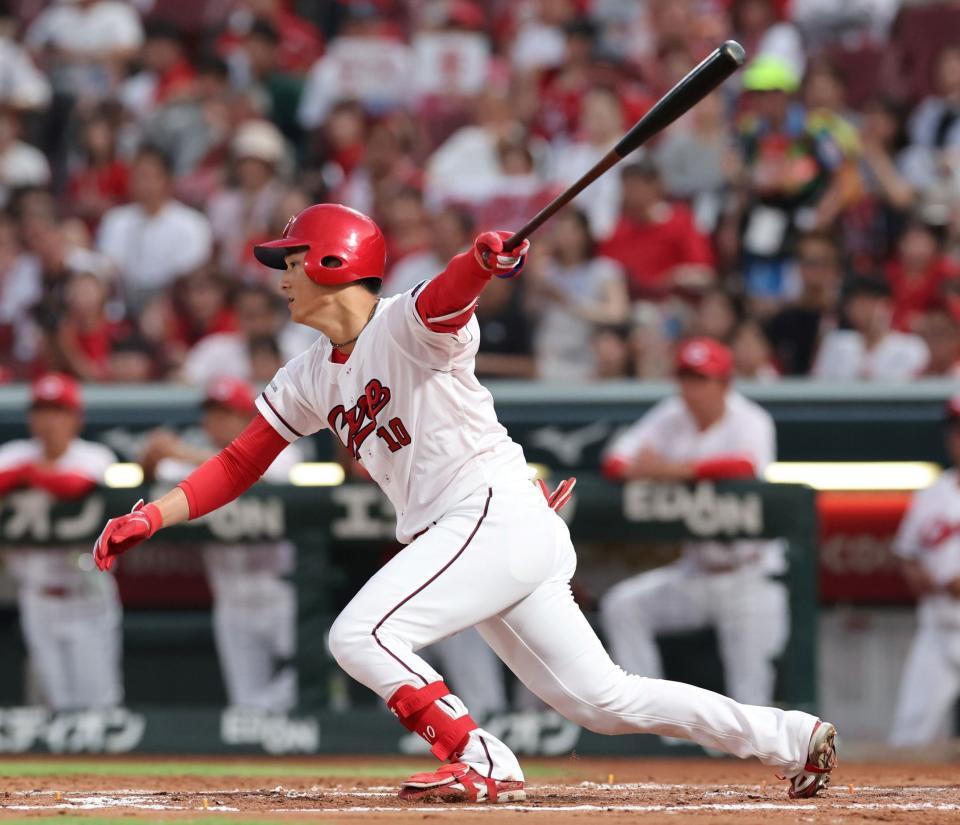 　２回、左前打を放つ佐々木（撮影・市尻達拡）