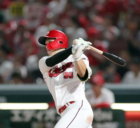 　７回、４打席連続安打となる左前打を放つ中村奨（撮影・市尻達拡）