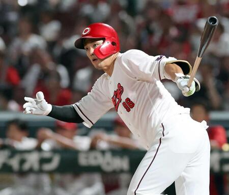 　５回、左翼線への二塁打を放つ中村奨