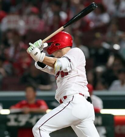 　３回、右前打を放つ中村奨