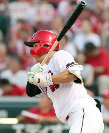 　１回、中前打を放つ中村奨