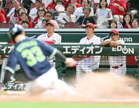 　３回、オスナの犠飛で生還する内山を見つめる新井監督（撮影・市尻達拡）