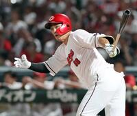 　５回、左翼線への二塁打を放つ中村奨