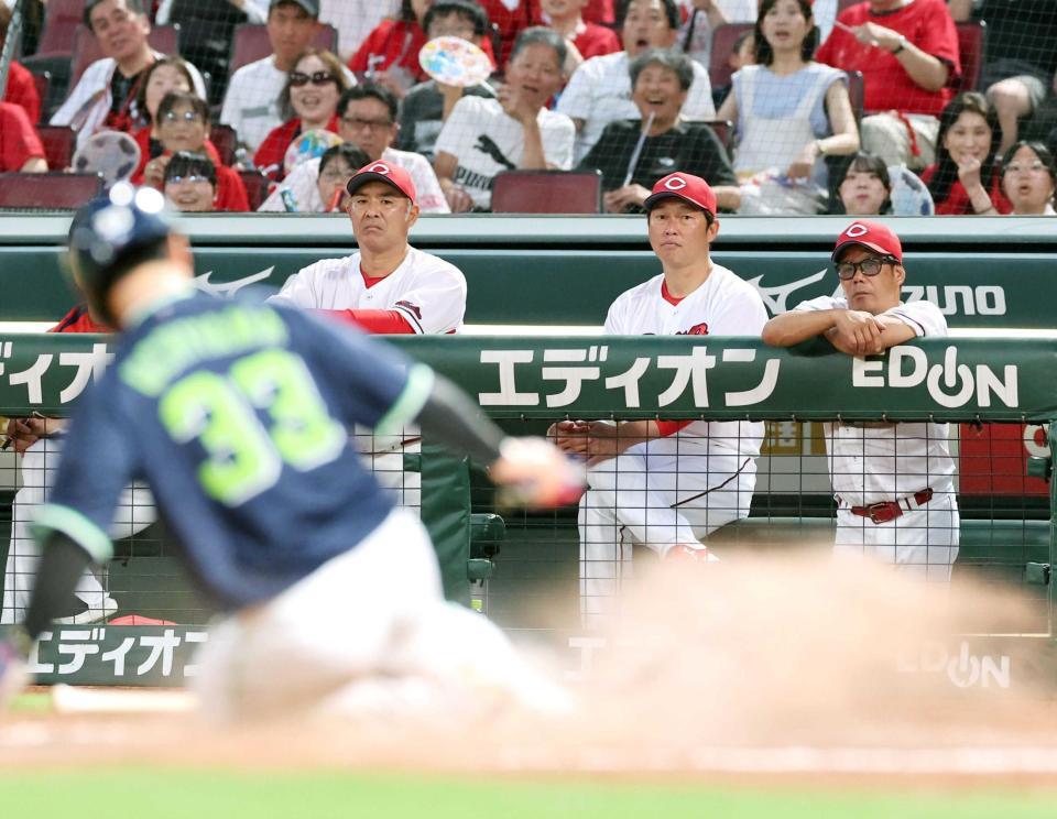 　３回、オスナの犠飛で生還する内山を見つめる新井監督（撮影・市尻達拡）