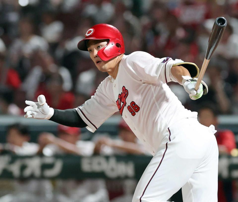 　５回、左翼線への二塁打を放つ中村奨