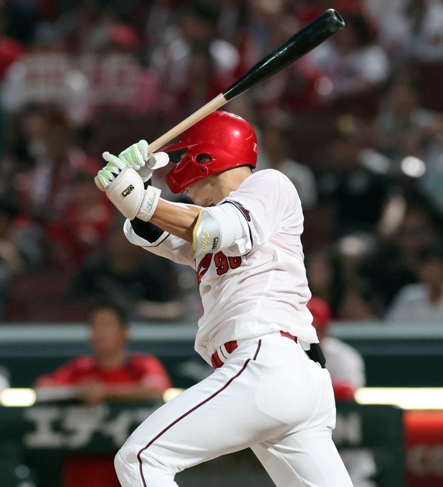 　３回、右前打を放つ中村奨