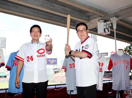 　１１月２９日開催のカープＯＢ戦・レジェンドゲームの会見で、ポーズをとる山本浩二氏（右）と大野豊氏（撮影・市尻達拡）