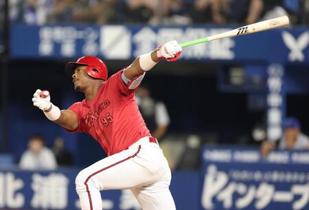 　９回、勝ち越し２ランを放つモンテロ（撮影・金田祐二）