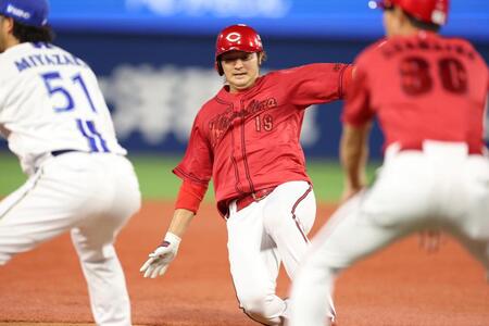 　３回、中村奨の二塁打で三塁に滑り込む床田（撮影・金田祐二）