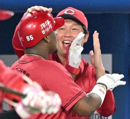 　９回、勝ち越し２ランを放ったモンテロ（左）を迎える新井監督