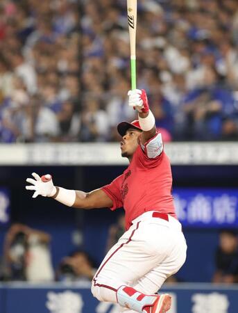 　９回、勝ち越し２ランを放つモンテロ（撮影・金田祐二）