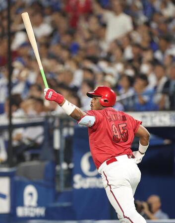 　９回、勝ち越し２ランを放つモンテロ（撮影・金田祐二）