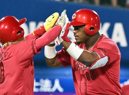 　９回、勝ち越し２ランを放ち、一走羽月（左）とタッチを交わすモンテロ