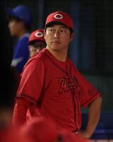 　ベンチで渋い表情の新井監督（撮影・金田祐二）