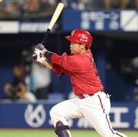 　９回、右前打を放つ坂倉（撮影・金田祐二）