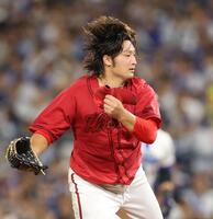 　３回、力投で落ちる帽子を抑える床田（撮影・金田祐二）