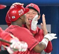 　９回、勝ち越し２ランを放ったモンテロ（左）を迎える新井監督