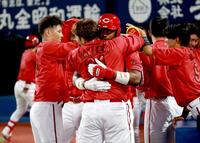 　９回、勝ち越し２ランを放ち坂倉と抱き合って喜ぶモンテロ（撮影・金田祐二）