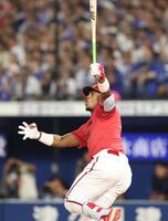 　９回、勝ち越し２ランを放つモンテロ（撮影・金田祐二）