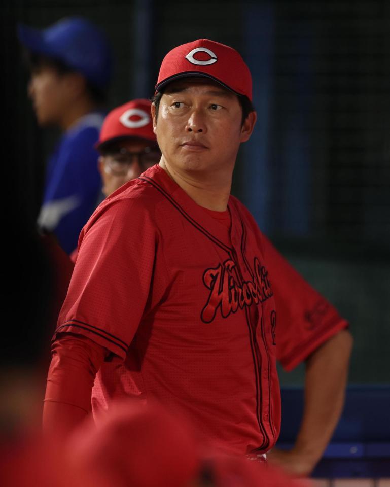 　ベンチで渋い表情の新井監督（撮影・金田祐二）