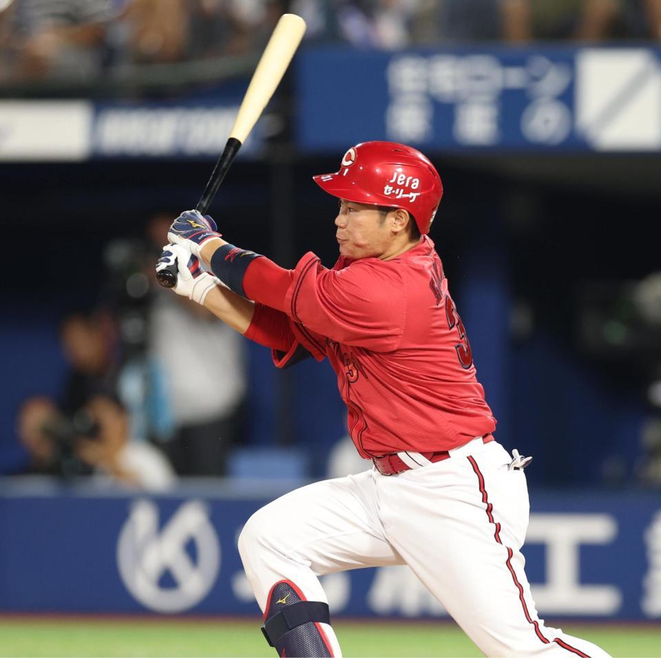 　９回、右前打を放つ坂倉（撮影・金田祐二）