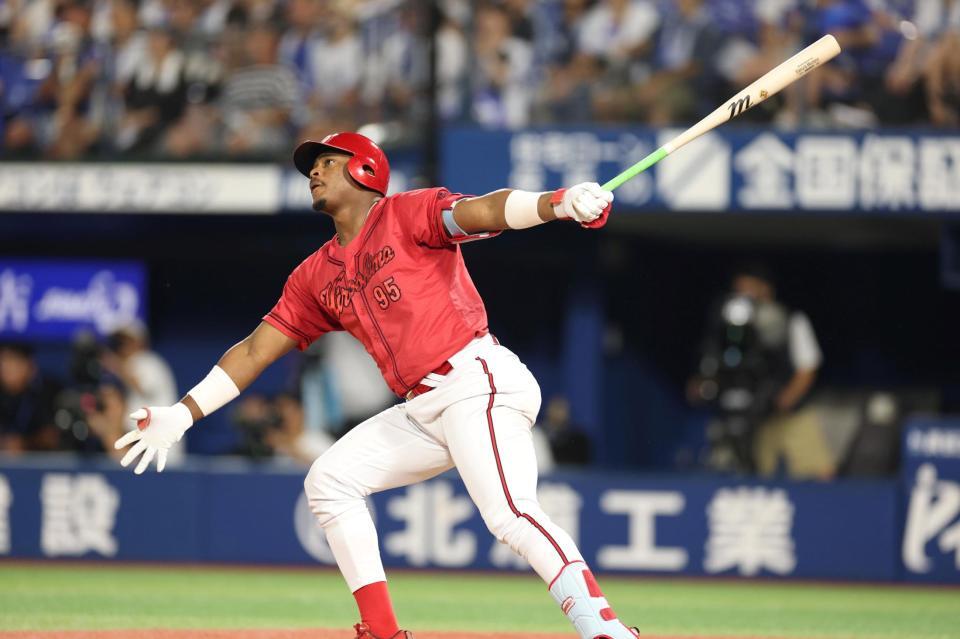 　９回、勝ち越し２ランを放つモンテロ（撮影・金田祐二）