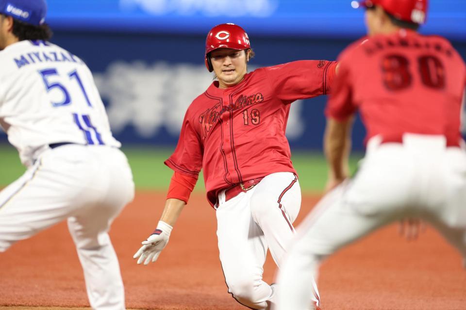 　３回、中村奨の二塁打で三塁に滑り込む床田（撮影・金田祐二）