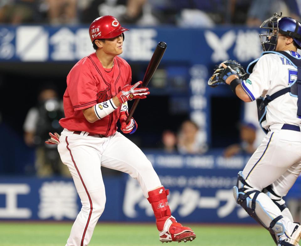 　３回、空振り三振に倒れる佐々木（撮影・金田祐二）